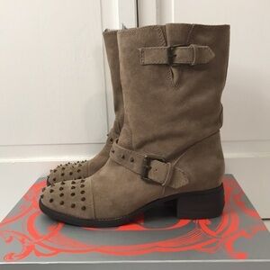 New KELSI DAGGER Brown Stud Ranger Distressed Suede Boots Size 9M